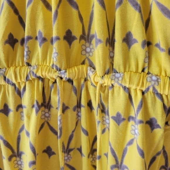 Juice couture dress has ruffled on or off shoulder sleeves, size medium. - Picture 5 of 7